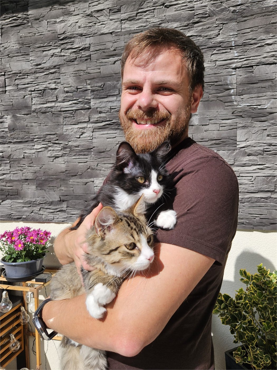 Neformální fotografie Jana Chramosty s koťaty