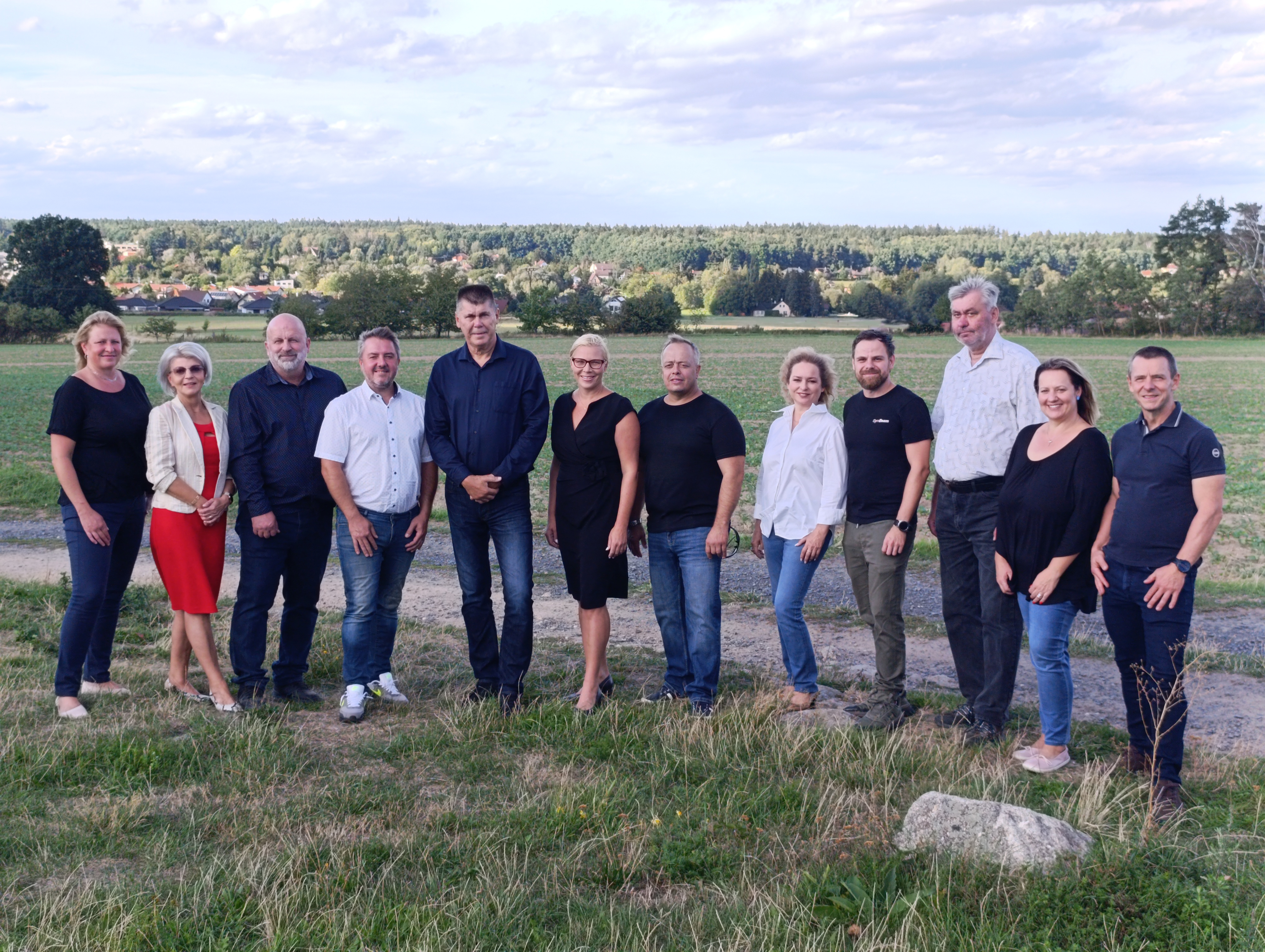 Skupina členů Sousedské iniciativy v krajině nad Mukařovem